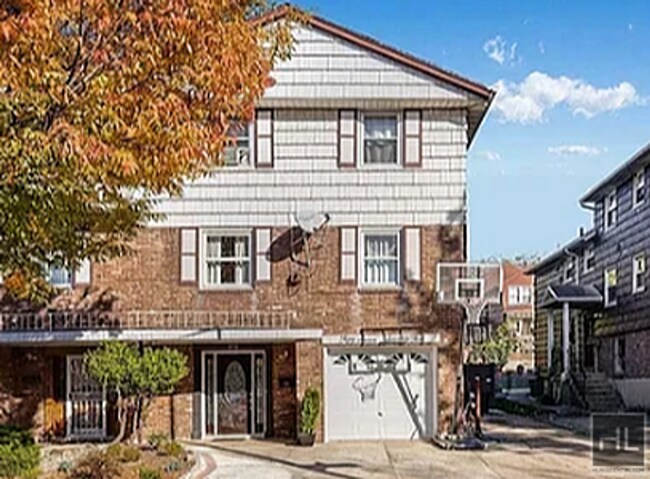 57-75-75 Cloverdale Blvd in Queens, NY - Building Photo - Building Photo