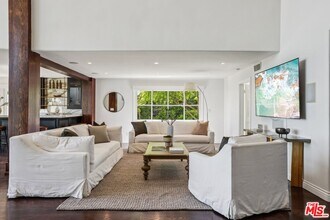 2411 Mt Olympus Dr in Los Angeles, CA - Building Photo - Building Photo
