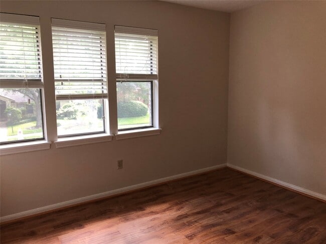 property at 2434 Hodges Bend Cir