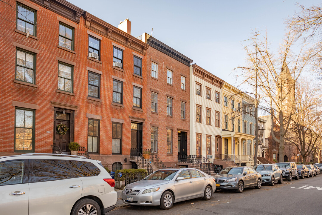 242A Adelphi St in Brooklyn, NY - Foto de edificio