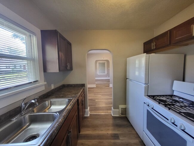 3916 Cambridge St in Des Moines, IA - Building Photo - Building Photo