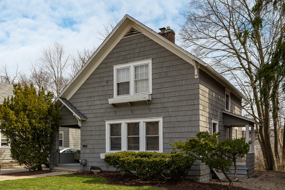 229 Cedar St in East Lansing, MI - Building Photo