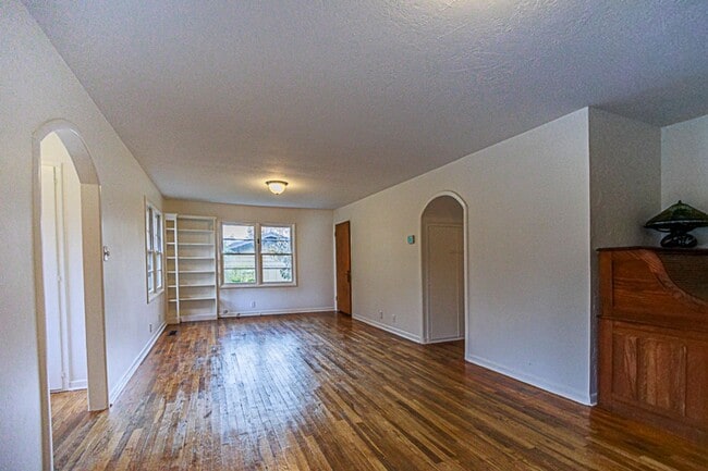 585 S 3rd St in Jacksonville, OR - Building Photo - Building Photo