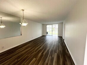 6005 Del Lago Cir in Sunrise, FL - Building Photo - Building Photo