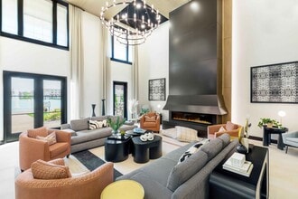 Carmel Center in Carmel, IN - Foto de edificio - Building Photo