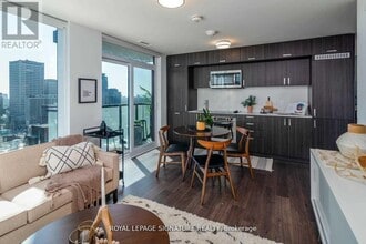 18 Erskine Ave in Toronto, ON - Building Photo - Building Photo