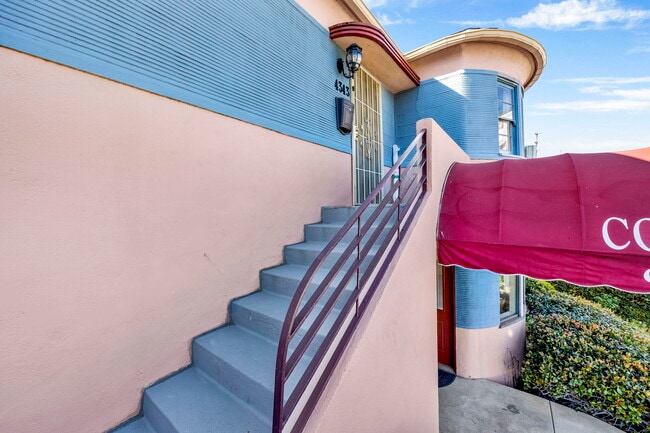 4343 Laurel Canyon Blvd in Studio City, CA - Foto de edificio - Building Photo