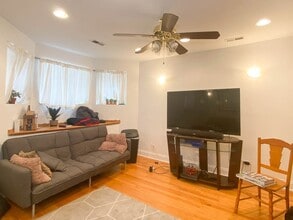 922 W Addison St, Unit G in Chicago, IL - Building Photo - Building Photo