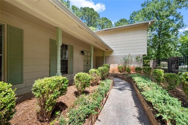 4000 Pinehurst Pl in Decatur, GA - Building Photo - Building Photo