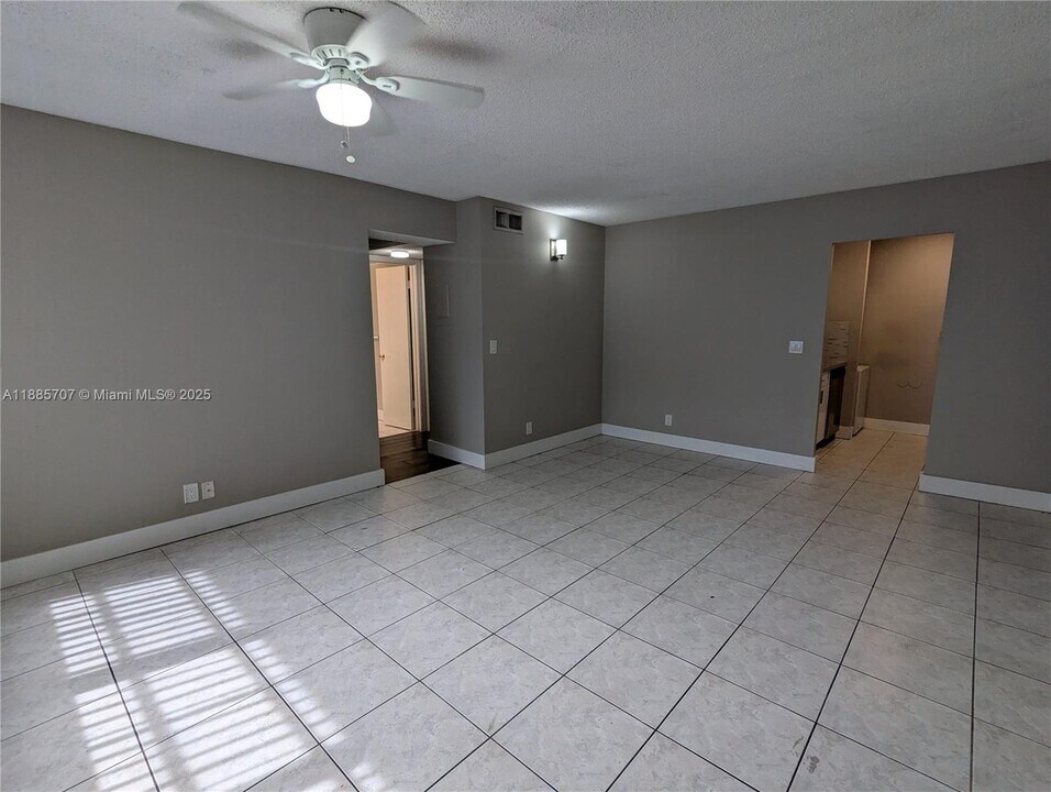 10224 Twin Lakes Dr in Coral Springs, FL - Building Photo
