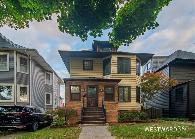 4037 N Hamlin Ave
