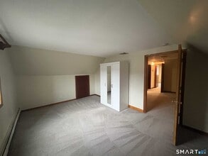 16 Raymond Rd in Woodbridge, CT - Foto de edificio - Building Photo