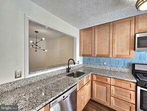 7660 Willow Point Dr in Falls Church, VA - Building Photo - Building Photo