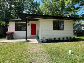 265 W Hartel St in Sour Lake, TX - Building Photo