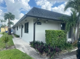 1715 Funston St in Hollywood, FL - Building Photo