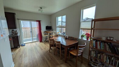 643 NE Kerns Dr in Dallas, OR - Building Photo - Building Photo