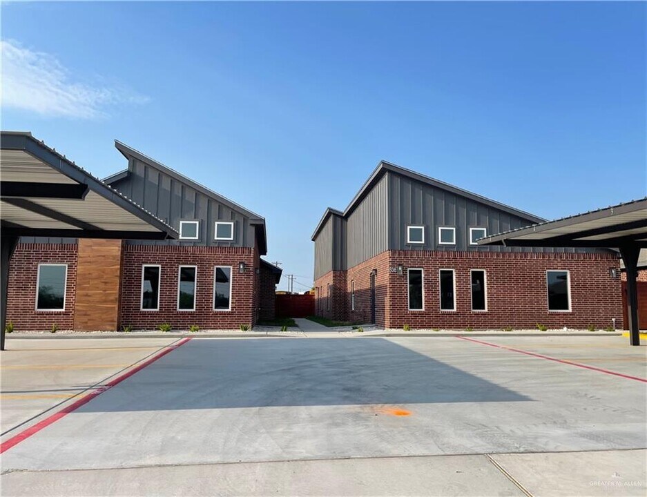 806 Hidden Hls St in Mission, TX - Building Photo