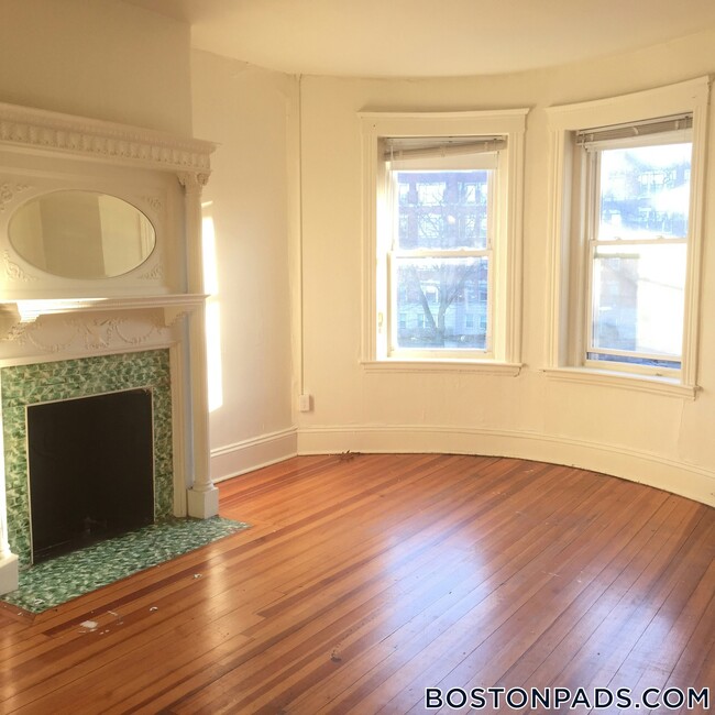 1377 Commonwealth Ave in Boston, MA - Building Photo - Building Photo