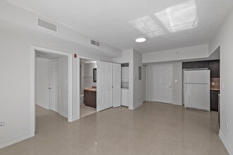 627-Vista Del Rio in Miami, FL - Foto de edificio - Interior Photo