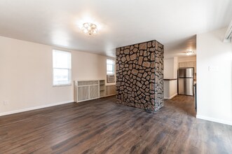 217 Kaercher St, Unit 2 in Pittsburgh, PA - Foto de edificio - Building Photo