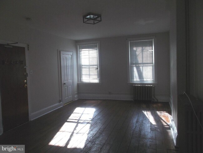 15 W Union St-Unit -4 in Burlington, NJ - Building Photo - Building Photo