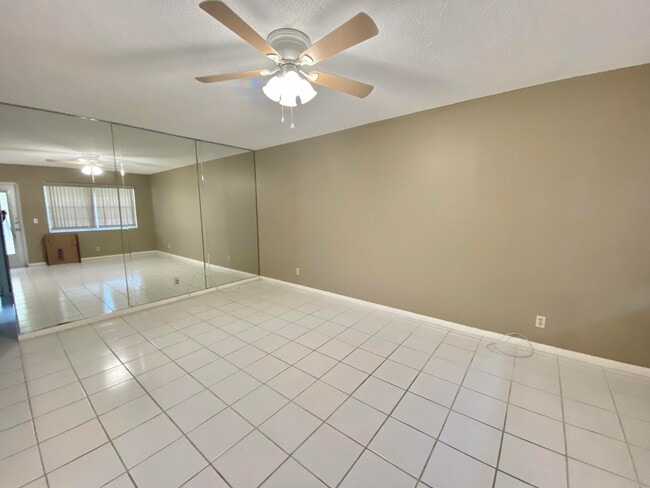 57 Dorchester E in West Palm Beach, FL - Building Photo - Building Photo