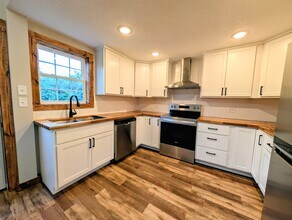 230 Langstraat Ln in Knoxville, IA - Building Photo - Building Photo