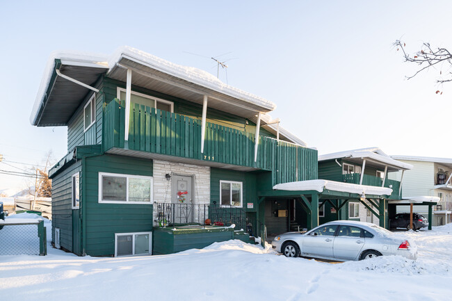 711 and 719 Bragaw St in Anchorage, AK - Foto de edificio - Building Photo