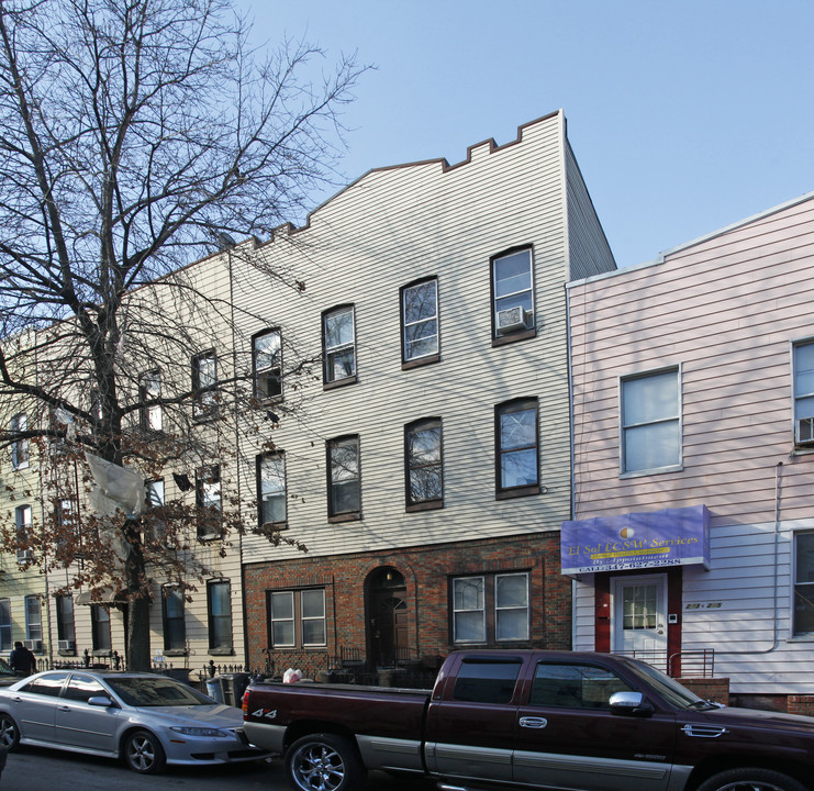 241 Suydam St in Brooklyn, NY - Building Photo