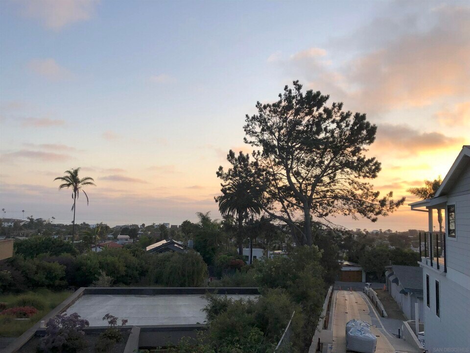 313 Sunset Dr in Encinitas, CA - Building Photo