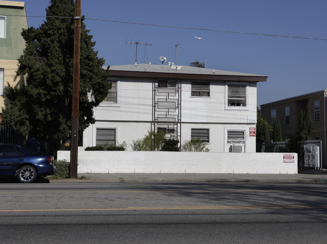 13527 Victory Blvd in Van Nuys, CA - Building Photo - Building Photo