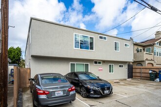 1215 Hornblend St in San Diego, CA - Foto de edificio - Building Photo