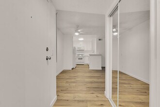 22415 Del Valle St in Woodland Hills, CA - Foto de edificio - Building Photo