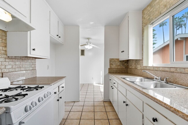 10023 Sepulveda Blvd in Mission Hills, CA - Building Photo - Building Photo