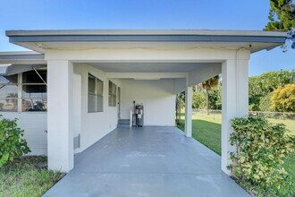 6698 Belvedere Rd in West Palm Beach, FL - Foto de edificio - Building Photo