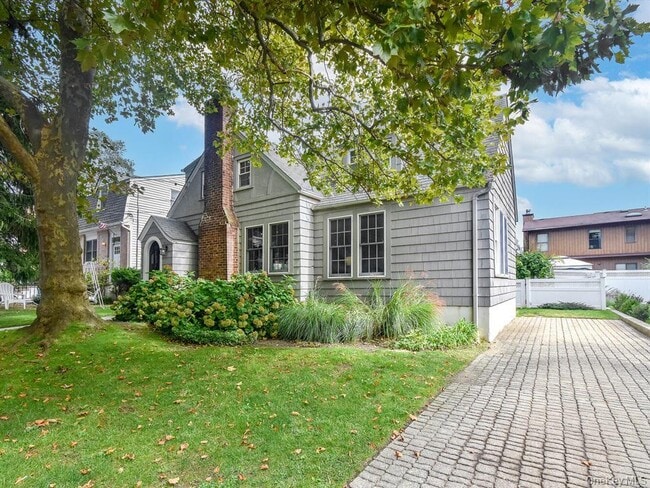 property at 20 Oldwood Rd S