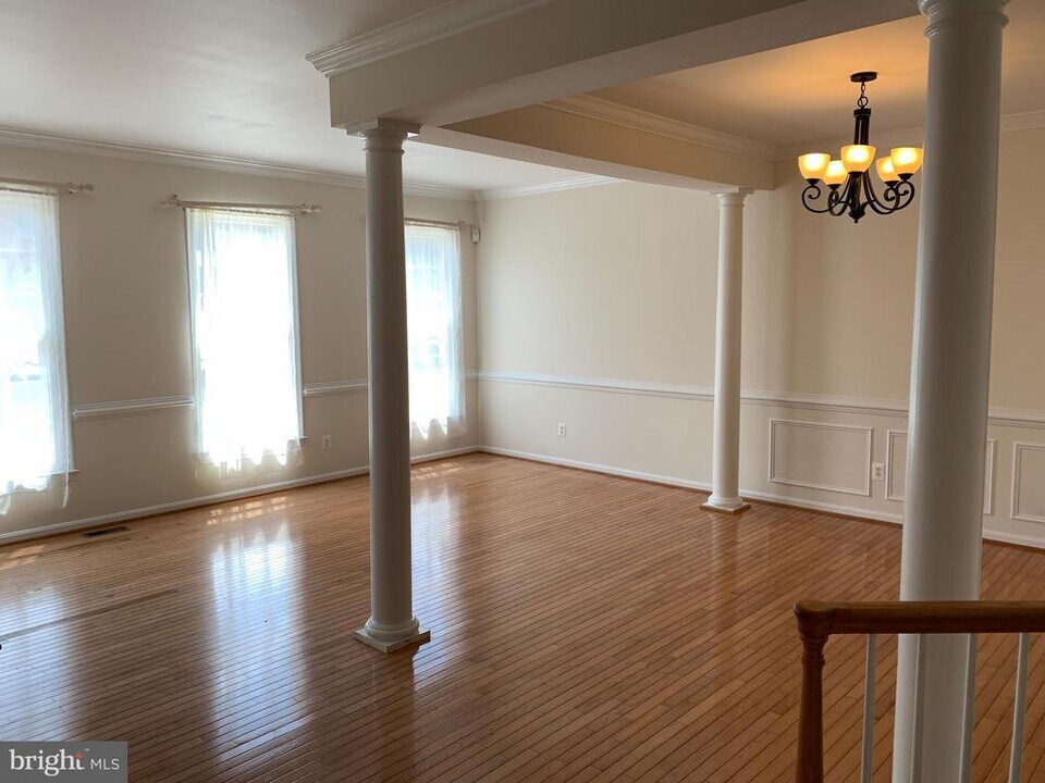 106 Shepherdson Ln NE in Vienna, VA - Building Photo