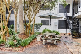 1645 W Main St in Houston, TX - Building Photo