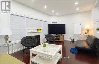 235 Pineland Ct in Waterloo, ON - Building Photo - Building Photo