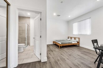 1235 W 37th Pl, Unit 3 in Los Angeles, CA - Building Photo - Building Photo