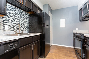 Oakwood Apartments in Arlington, TX - Building Photo