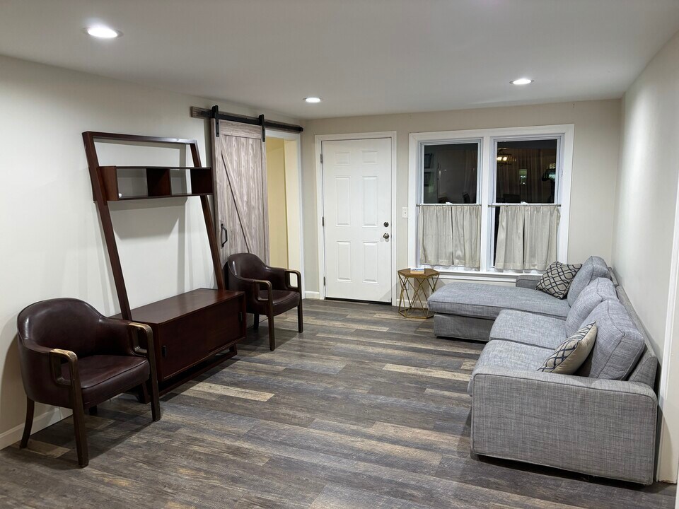 18 Pope St, Unit #2 in Hudson, MA - Foto de edificio