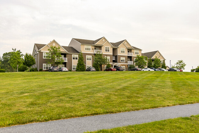 Holly Tree in Manheim, PA - Foto de edificio - Building Photo