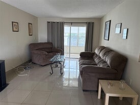 8135 Sunrise Lakes Blvd in Sunrise, FL - Building Photo