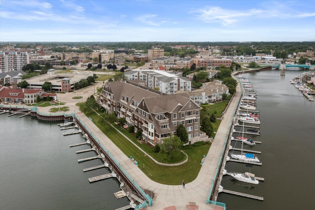 4 Gas Light Dr in Racine, WI - Building Photo