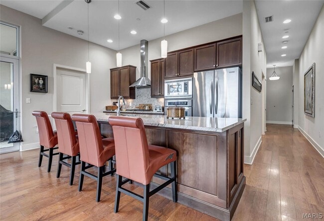 8025 Maryland Ave in Clayton, MO - Building Photo - Building Photo