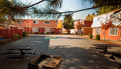 Sunset Gardens Apartments in Hillsboro, OR - Building Photo - Building Photo