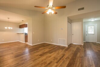 1687 Palm Leaf Dr in Brandon, FL - Building Photo - Building Photo