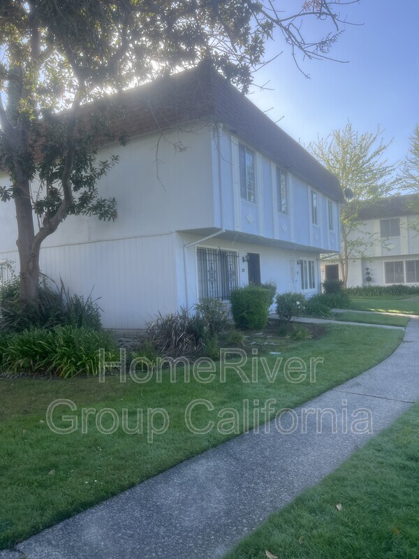 6325 Seyferth Way in Sacramento, CA - Foto de edificio - Building Photo