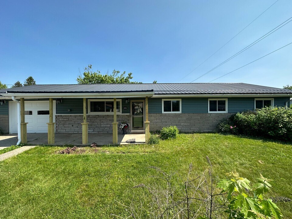 201 Sherwood Dr in Cranberry Township, PA - Building Photo